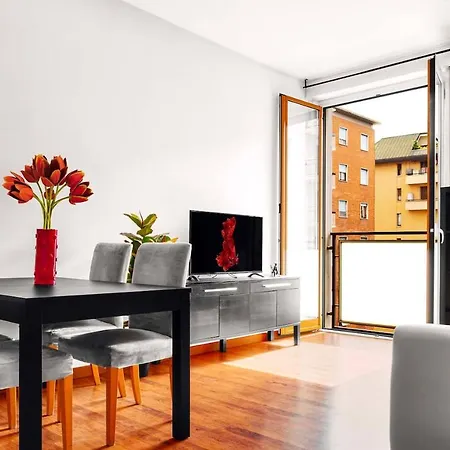 Apartament Unique 2 Bedrooms In Corso Como Mediolan